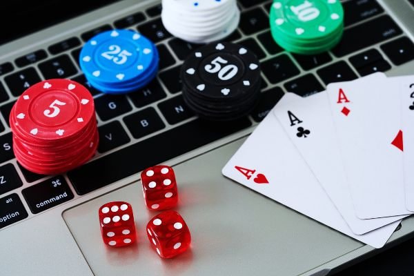 Live Casino Real Dealer Baccarat Table ကစားနေသောမြင်ကွင်း